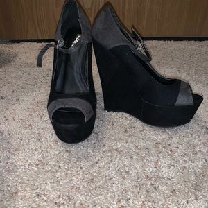 Black and dark gray wedges